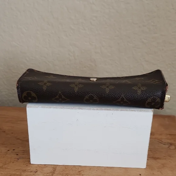 Louis Vuitton Monogram Sarah Wallet - Picture 6 of 16